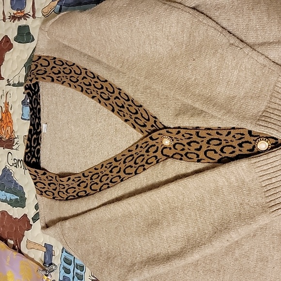 V-neck cardigan sweater - Picture 6 of 8